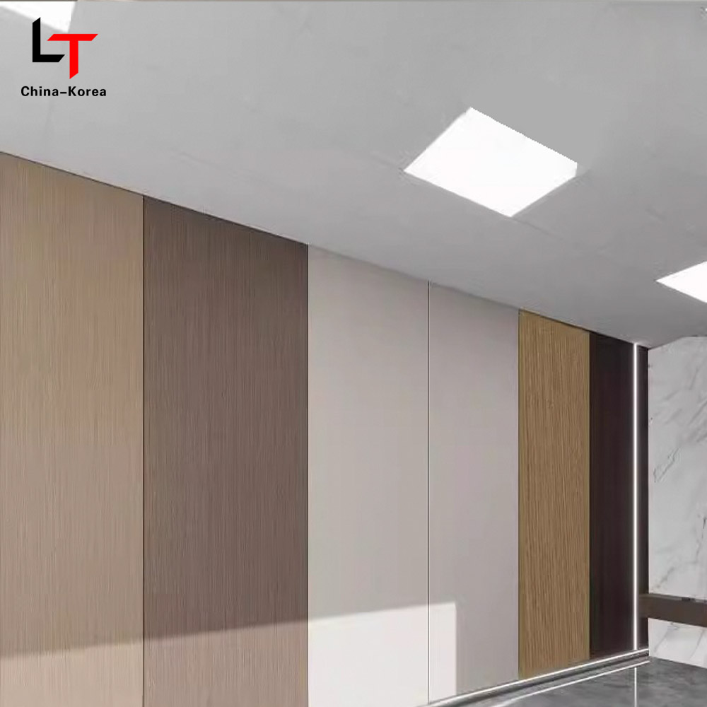 1220×2440mm Ympäristöystävälliset PVC-puuviilusyistä koristeelliset seinäpaneelit sisäseinien verhoiluun Vedenpitävät naarmuuntumattomat Helppo asentaa