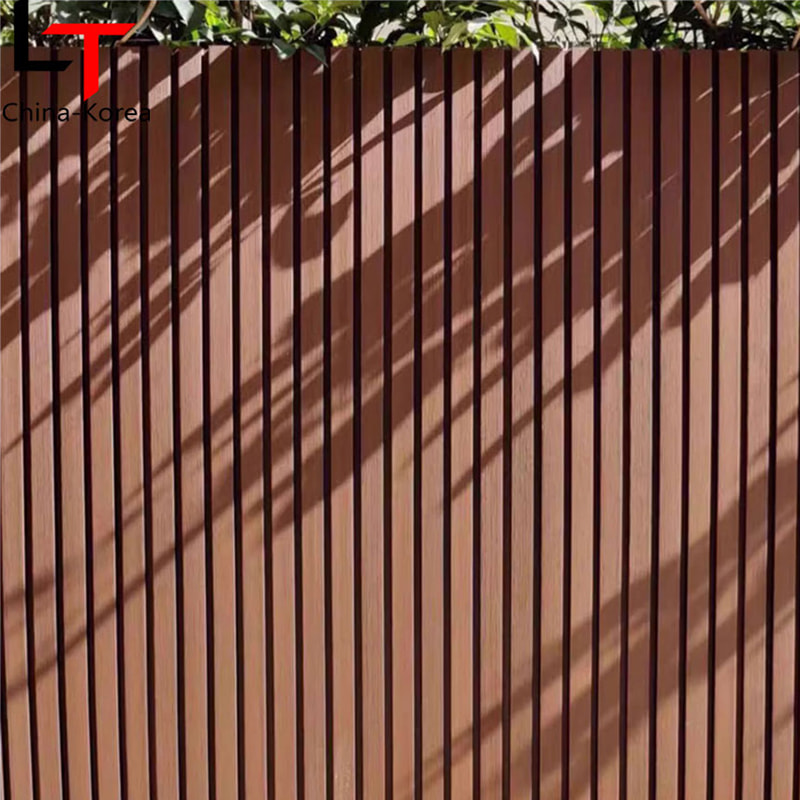 Puurakenne ja musta kuviointi ulkoseinän verhous Ulkoinen koristeellinen talon sivuraide Wpc-uritetut ulkoseinäpaneelit